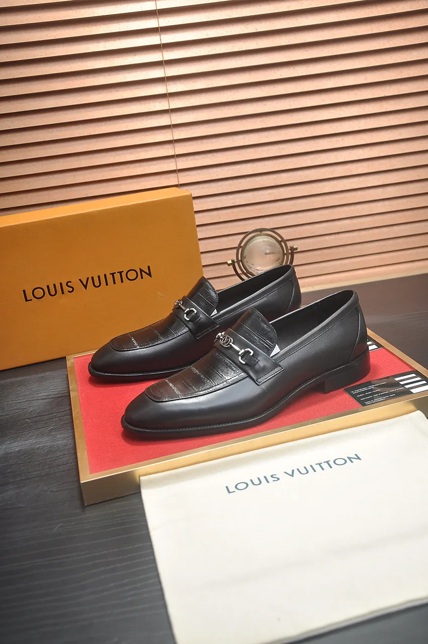 Men's men's shoes 💰540💶 [LV] (original single cowhide lining) 🍀LV's latest genuine leather business suit shoes are launched simultaneously on the official website. The first-layer cowhide imported from Italy is made of heavy gold, 💥official website 1:1 rubber outsole. Versatile to wear, high-end without losing class, and the color combination is extraordinary. This four-season style is alluring when worn on your feet, showing off your big-name flair. Standard code 38-45 (45 customized)